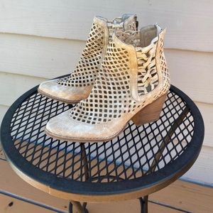 Coconuts by Matisse booties